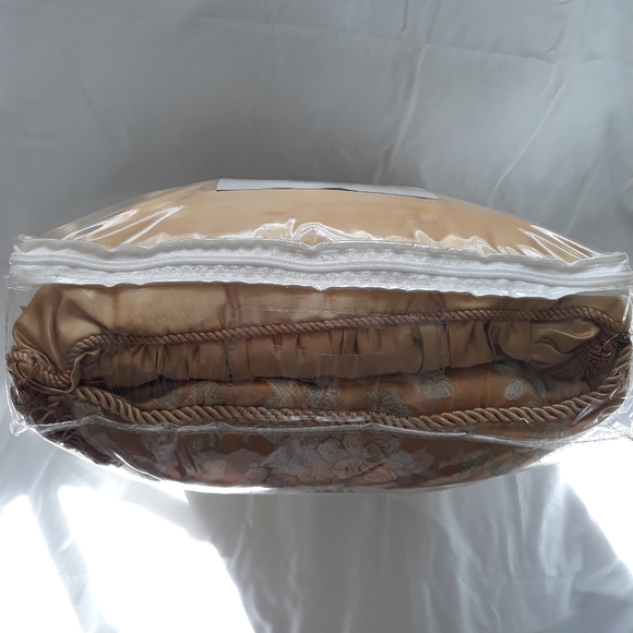 Soft & Cozy. New Pillows - Picture 5 of 5